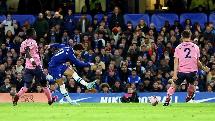 Joao Felix melepaskan tembakan berbuah gol di laga Chelsea vs Everton (19/03/23). (Foto: REUTERS/Hannah Mckay) Copyright: © REUTERS/Hannah Mckay