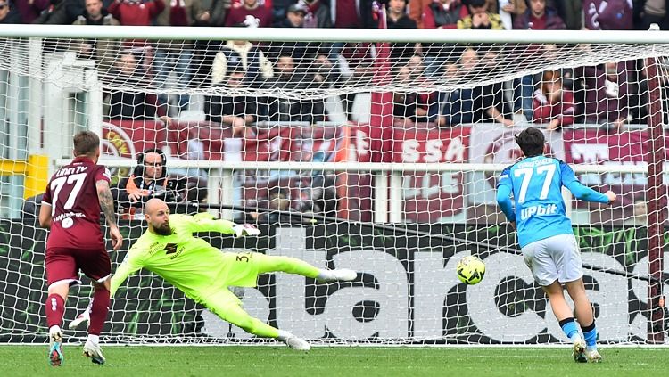 Khvicha Kvaratskhelia berhasil mengeksekusi penalti di laga Torino vs Napoli (19/03/23). (Foto: REUTERS/Massimo Pinca) Copyright: © REUTERS/Massimo Pinca
