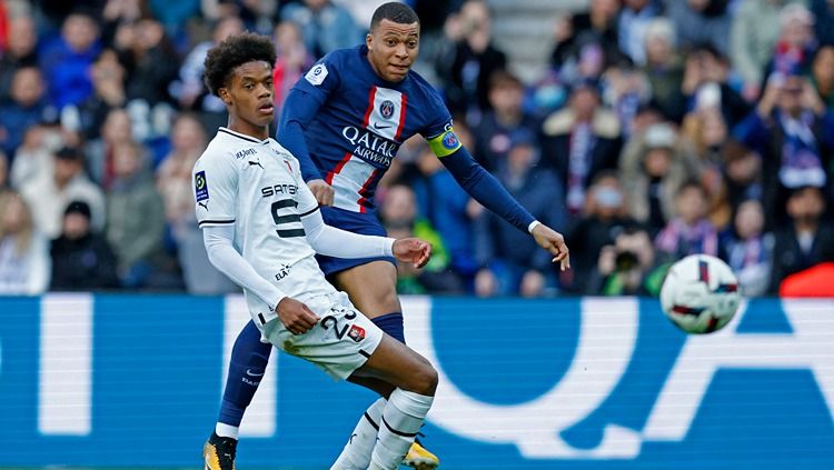 Kylian Mbappe melepaskan tembakan di laga PSG vs Rennes (19/03/23). (Foto: REUTERS/Gonzalo Fuentes) Copyright: © REUTERS/Gonzalo Fuentes