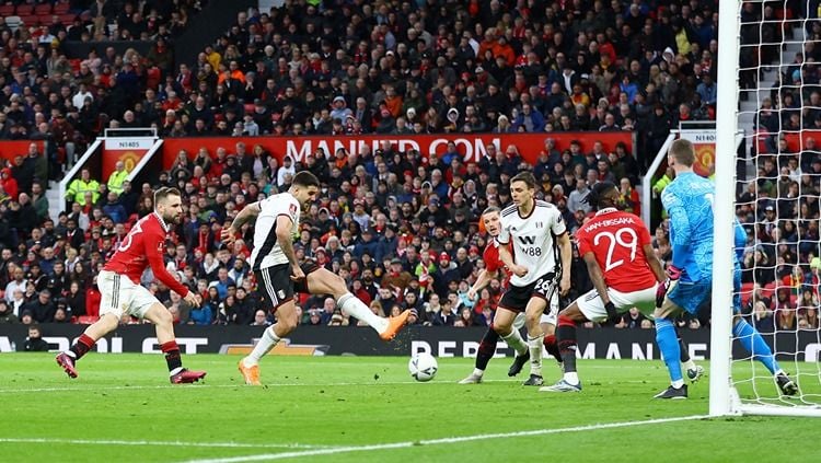 Aleksandar Mitrovic mencetak gol di laga Manchester United vs Fulham (19/03/23). (Foto: REUTERS/Carl Recine) Copyright: © REUTERS/Carl Recine
