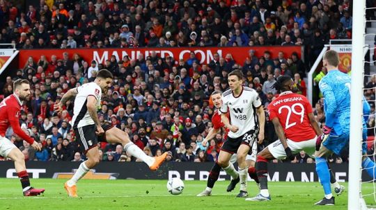 Aleksandar Mitrovic mencetak gol di laga Manchester United vs Fulham (19/03/23). (Foto: REUTERS/Carl Recine) Copyright: © REUTERS/Carl Recine