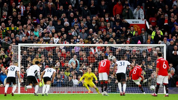 Bruno Fernandes mengeksekusi penalti di laga Manchester United vs Fulham (19/03/23). (Foto: REUTERS/Carl Recine) Copyright: © REUTERS/Carl Recine