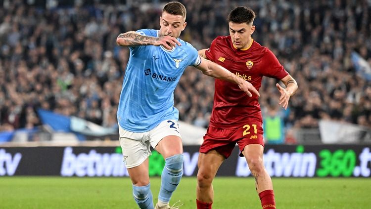 Sergej Milinkovic-Savic dan Paulo Dybala berduel di laga Lazio vs AS Roma (20/03/23). (Foto: REUTERS/Alberto Lingria) Copyright: © REUTERS/Alberto Lingria