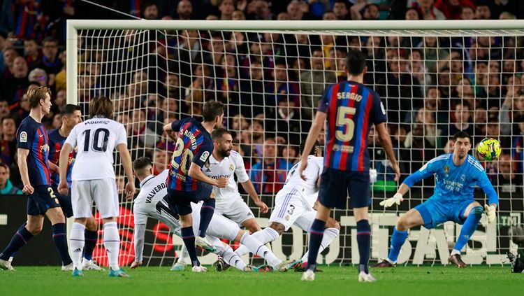 Eks pemain Barcelona, Sergio Aguero, menyenggol dan mengejek fans Real Madrid usai Franck Kessie mencetak gol kemenangan di El Clasico Liga Spanyol (LaLiga). Foto: REUTERS/Juan Medina. Copyright: © REUTERS/Juan Medina