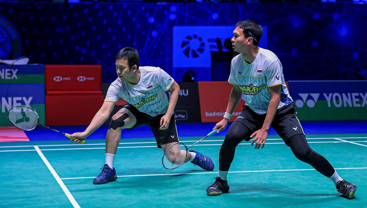 Momen kocak saat kepala Mohammad Ahsan kena pukulan shuttlecock Hendra Setiawan di Malaysia Masters 2023, badminton Lovers (BL) Indonesia takut kepala benjol. Copyright: © PBSI