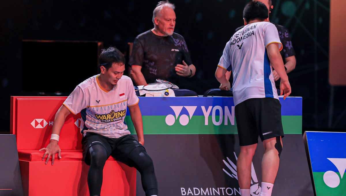 Sosok menggemaskan Aisyah Nayyara Ahsan bertindak sebagai dokter yang menangani cedera Mohammad Ahsan, usai kembali dari All England 2023. Foto: PBSI. Copyright: © PBSI