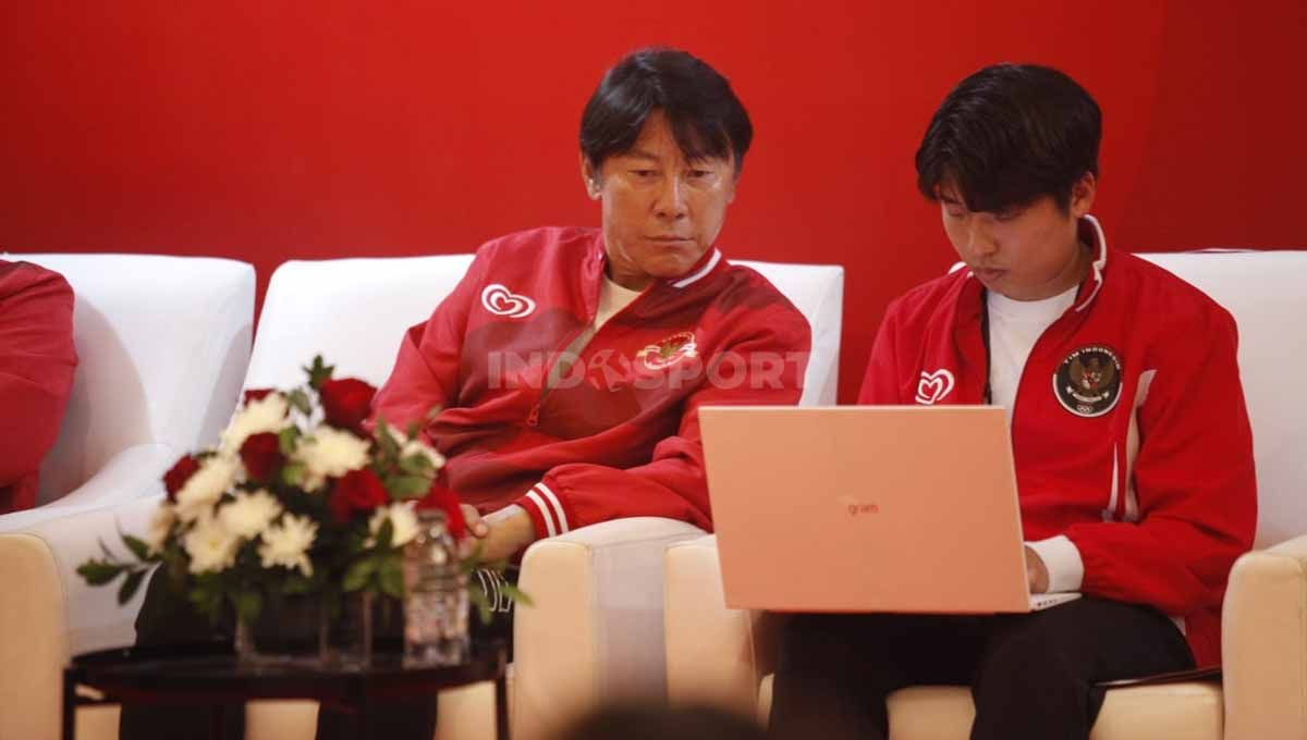 Acara Satu Hati untuk Garuda yang dihadiri pelatih Timnas Indonesia Shin Tae-yong, Dirtek PSSI Indra Sjafri dan pemain Hokky Caraka di Hotel Sultan, Senayan, Jakarta, Senin (20/03/23).Acara ini sebagai bentuk dukungan untuk Timnas Indonesia U-20 yang aka Copyright: © Herry Ibrahim/INDOSPORT