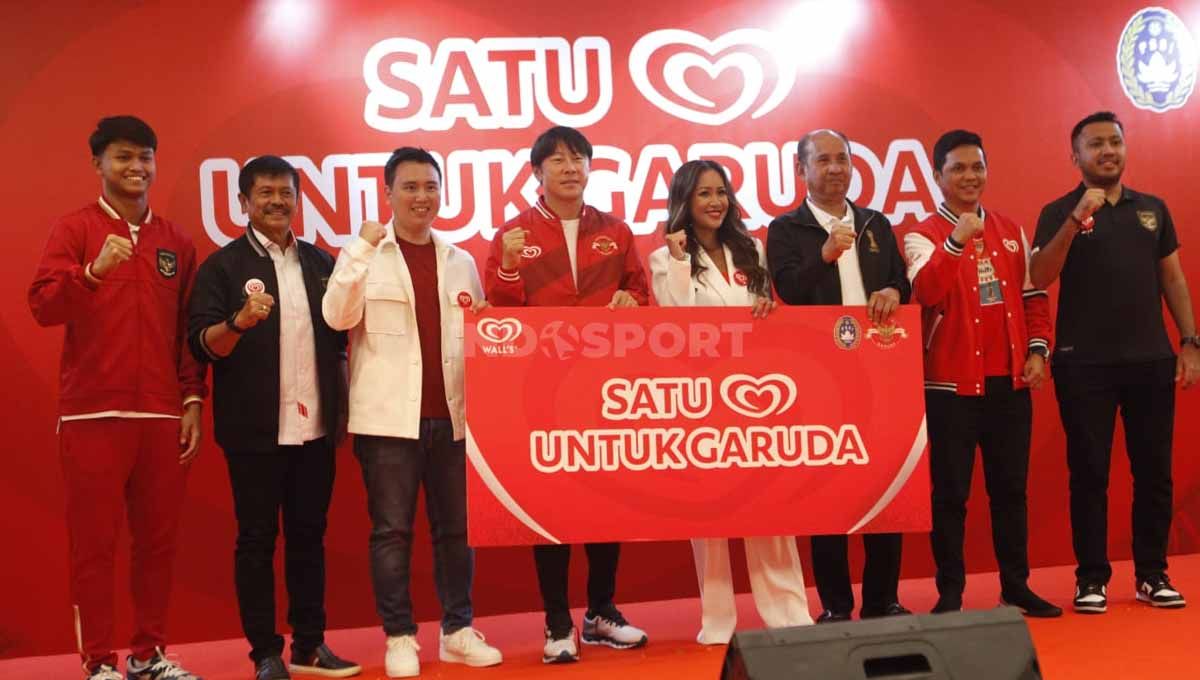 Acara Satu Hati untuk Garuda yang dihadiri pelatih Timnas Indonesia Shin Tae-yong, Dirtek PSSI Indra Sjafri dan pemain Hokky Caraka di Hotel Sultan, Senayan, Jakarta, Senin (20/03/23).Acara ini sebagai bentuk dukungan untuk Timnas Indonesia U-20 yang aka Copyright: © Herry Ibrahim/INDOSPORT