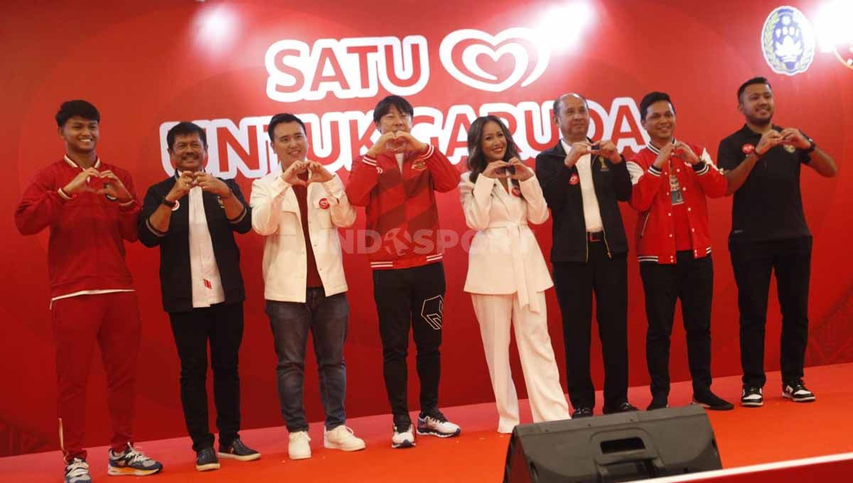 Acara Satu Hati untuk Garuda yang dihadiri pelatih Timnas Indonesia Shin Tae-yong, Dirtek PSSI Indra Sjafri dan pemain Hokky Caraka di Hotel Sultan, Senayan, Jakarta, Senin (20/03/23). Copyright: © Herry Ibrahim/INDOSPORT