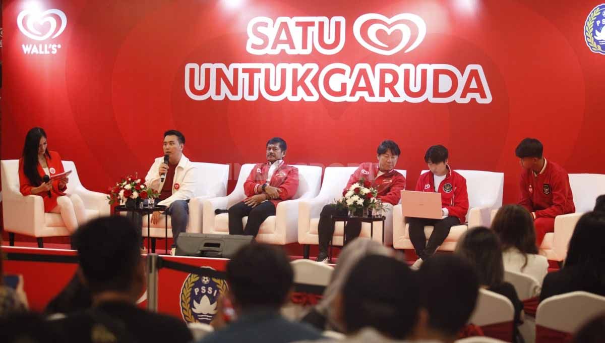 Acara Satu Hati untuk Garuda yang dihadiri pelatih Timnas Indonesia Shin Tae-yong, Dirtek PSSI Indra Sjafri dan pemain Hokky Caraka di Hotel Sultan, Senayan, Jakarta, Senin (20/03/23).Acara ini sebagai bentuk dukungan untuk Timnas Indonesia U-20 yang aka Copyright: © Herry Ibrahim/INDOSPORT
