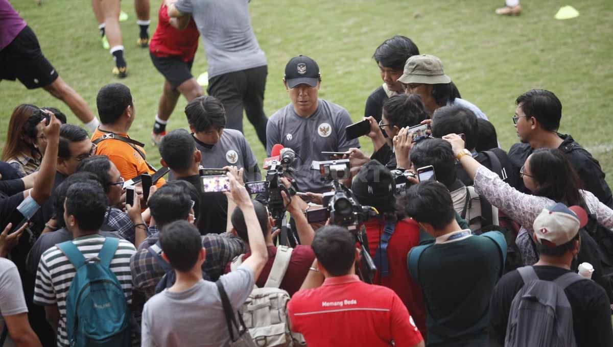 Latihan perdana Timnas Indonesia Senior yang dipimpin Shin Tae-yong sebagai persiapan laga FIFA Matchday melawan Burundi di Lapangan PTIK, Jakarta, Senin (20/03/23). Copyright: © Herry Ibrahim/INDOSPORT