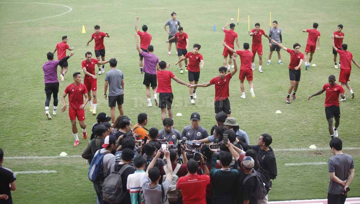 Latihan perdana Timnas Indonesia Senior sebagai persiapan laga FIFA Matchday melawan Burundi di Lapangan PTIK, Jakarta, Senin (20/03/23). Copyright: © Herry Ibrahim/INDOSPORT