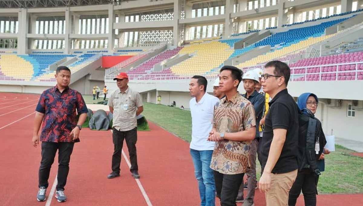 Wali Kota Solo, Gibran Rakabuming, menemani Wishnutama sebagai konseptor closing ceremony Piala Dunia U-20 2023 saat mengecek Stadion Manahan Solo. (Foto: Pemkot Surakarta) Copyright: © Pemkot Surakarta