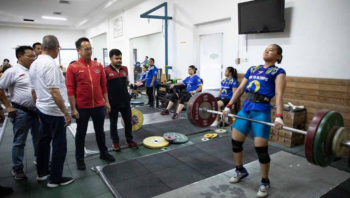 Chef de Mission (CdM) SEA Games 2023, Lexyndo Hakim mengunjungi pelatnas angkat besi dan biliar. (Foto: NOC Indonesia) Copyright: © NOC Indonesia
