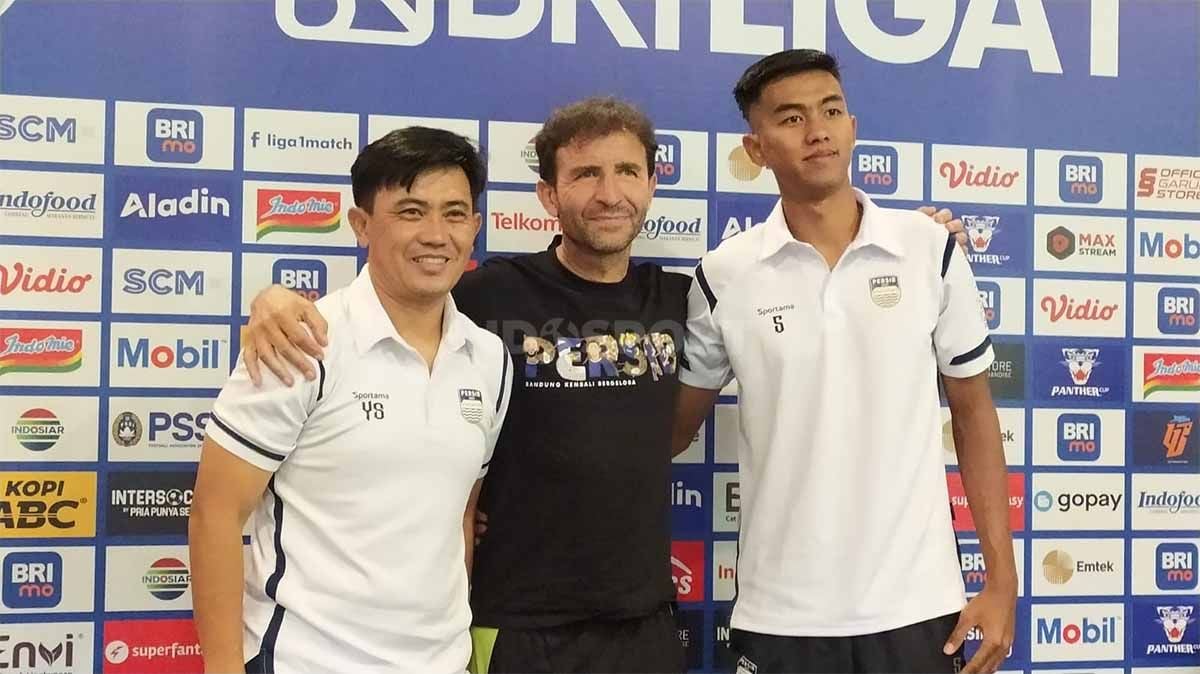Pelatih Persib, Luis Milla (tengah) bersama pelatih fisik, Yaya Sunarya (kiri) dan bek Persib, Kakang Rudianto (kanan). Copyright: © Arif Rahman/INDOSPORT