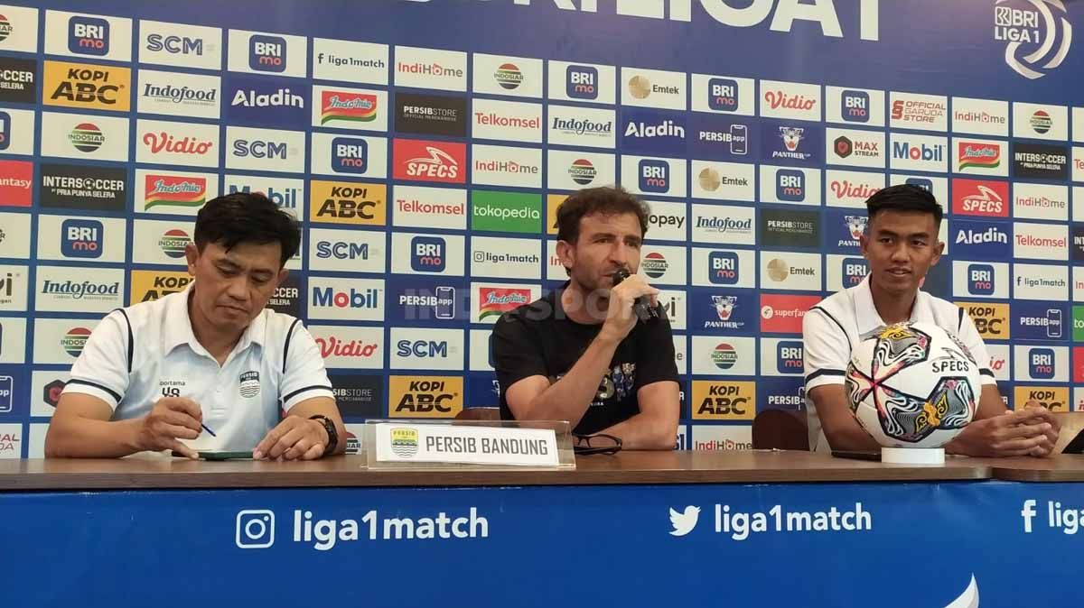 Pelatih Persib, Luis Milla (tengah) bersama pelatih fisik, Yaya Sunarya (kiri) dan bek Persib, Kakang Rudianto (kanan). Copyright: © Arif Rahman/INDOSPORT