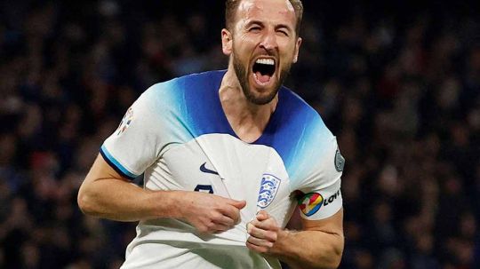 Selebrasi pemain Inggris Harry Kane merayakan gol kedua ke gawang Italia di Kualifikasi Euro 2024. (Foto: REUTERS/Ciro De Luca) Copyright: © REUTERS/Ciro De Luca
