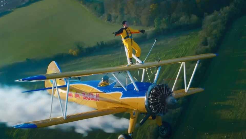 Youtuber yang terkenal dengan konten pendidikan, Jerome Polin berani melakukan extreme sports dengan berdiri di atas pesawat terbang di Inggris. Copyright: © YouTube Red Bull Indonesia