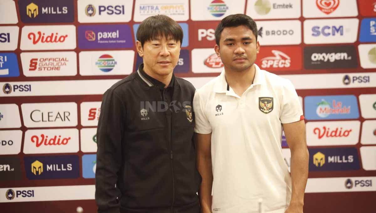 Belum selesai sepak bola tanah air heboh pernikahan Pratama Arhan dan Azizah Salsha, rekannya di Timnas Indonesia, Asnawi Mangkualam, dekat dengan Fujianti. Copyright: © Herry Ibrahim/INDOSPORT