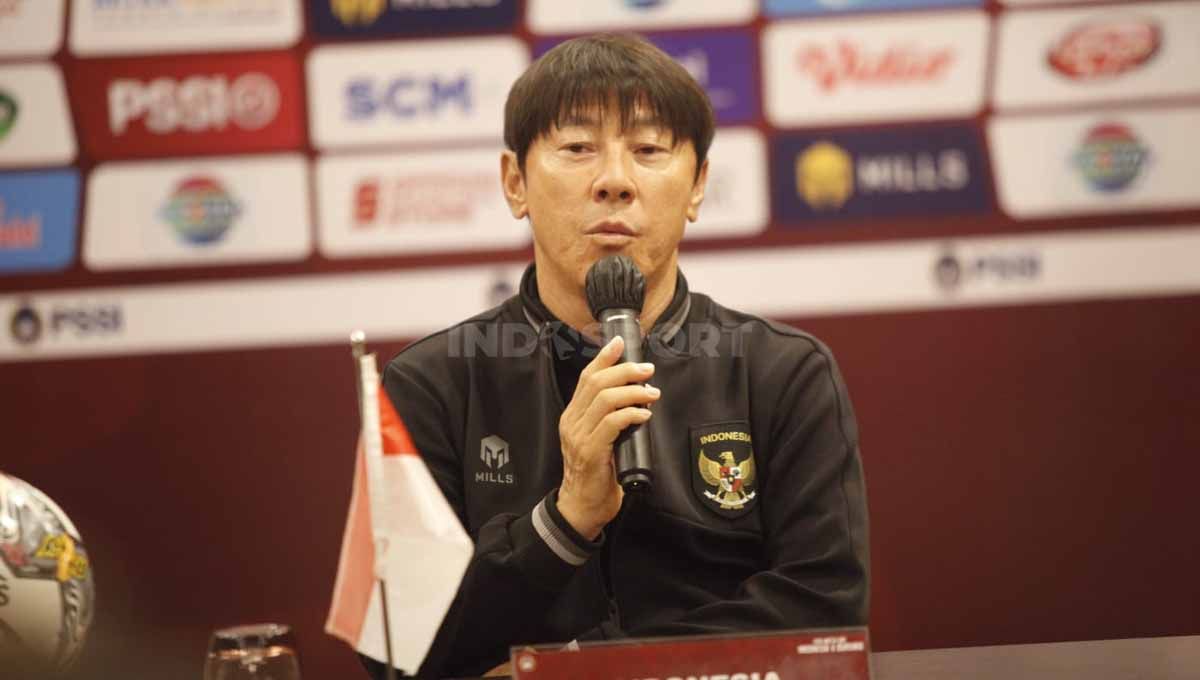 Jumpa pers Timnas Indonesia jelang FIFA Matchday melawan Timnas Burundi yang dihadiri oleh pelatih Shin Tae-yong dan pemain Asnawi Mangkualam di Hotel Sultan, Jakarta, Jumat (24/03/23). Copyright: © Herry Ibrahim/INDOSPORT