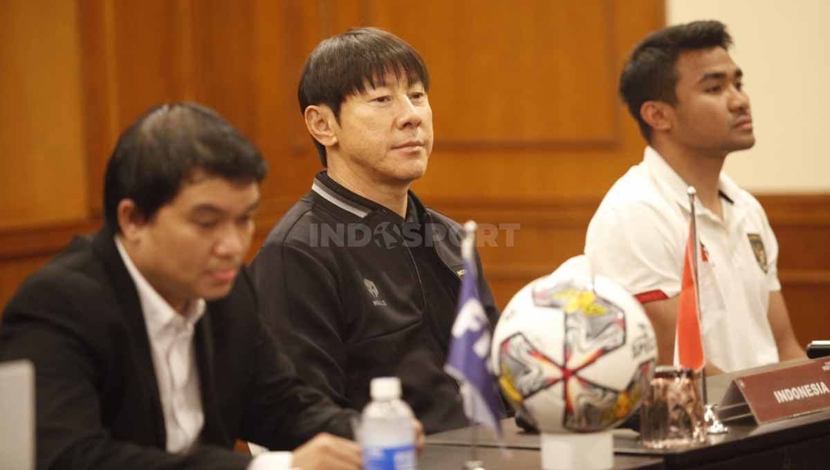 Jelang Timnas Indonesia vs Burundi, dihadiri oleh Shin Tae-yong dan Asnawi Mangkualam di Hotel Sultan, Jakarta, Jumat (24/03/23). Copyright: © Herry Ibrahim/INDOSPORT