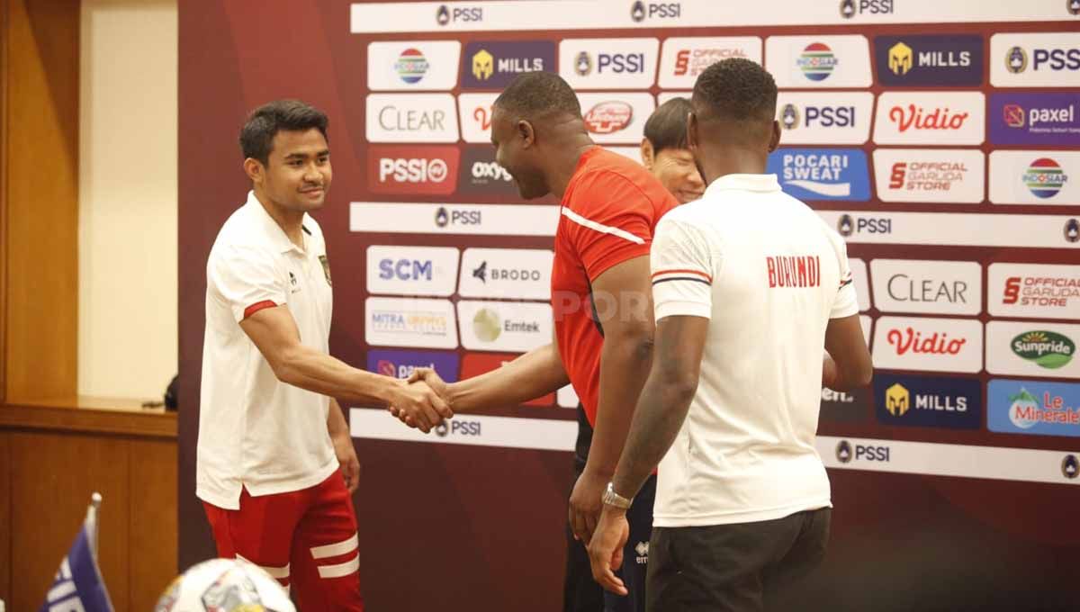 Jumpa pers Timnas Indonesia jelang FIFA Matchday melawan Timnas Burundi yang dihadiri oleh pelatih Shin Tae-yong dan pemain Asnawi Mangkualam di Hotel Sultan, Jakarta, Jumat (24/03/23). Copyright: © Herry Ibrahim/INDOSPORT