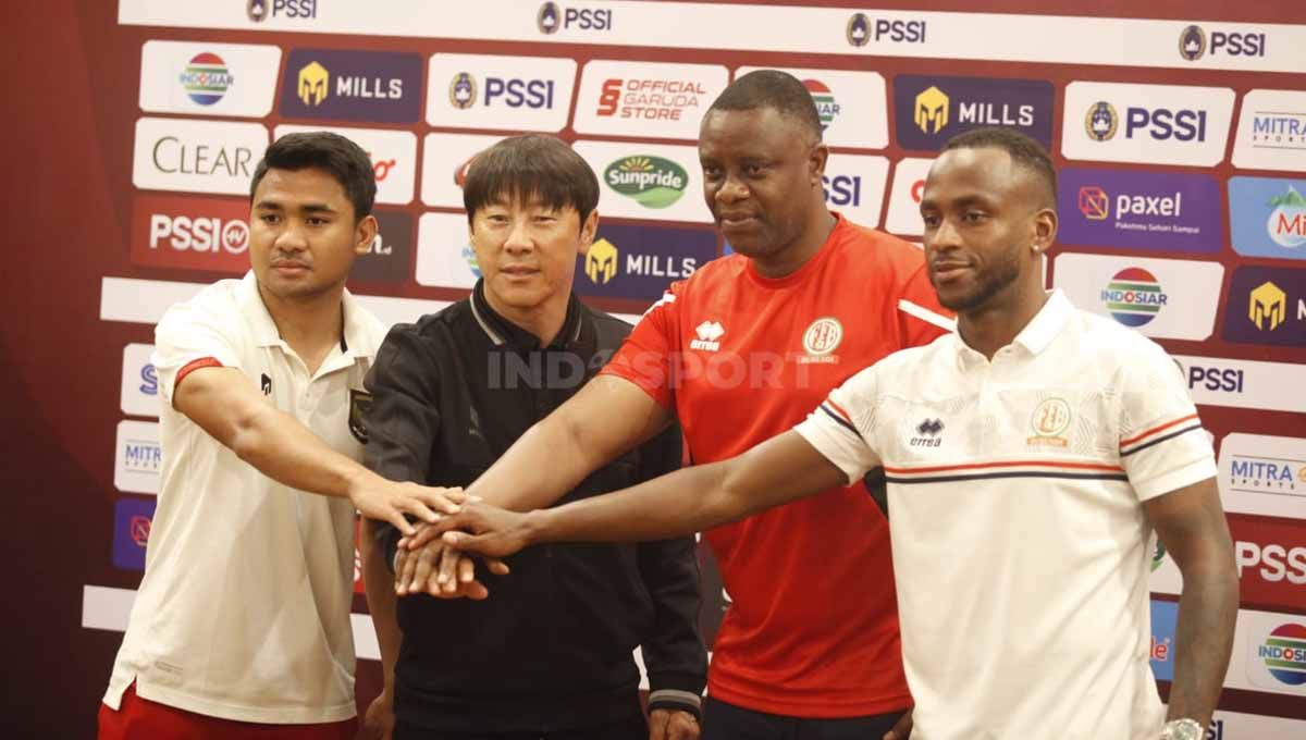 Jumpa pers Timnas Indonesia jelang FIFA Matchday melawan Timnas Burundi yang dihadiri oleh pelatih Shin Tae-yong dan pemain Asnawi Mangkualam di Hotel Sultan, Jakarta, Jumat (24/03/23). Copyright: © Herry Ibrahim/INDOSPORT