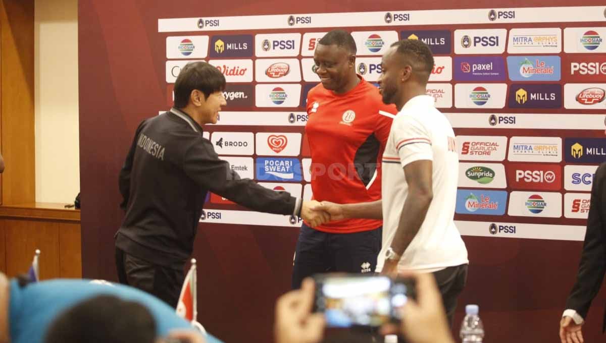 Jumpa pers Timnas Indonesia jelang FIFA Matchday melawan Timnas Burundi yang dihadiri oleh pelatih Shin Tae-yong dan pemain Asnawi Mangkualam di Hotel Sultan, Jakarta, Jumat (24/03/23). Copyright: © Herry Ibrahim/INDOSPORT