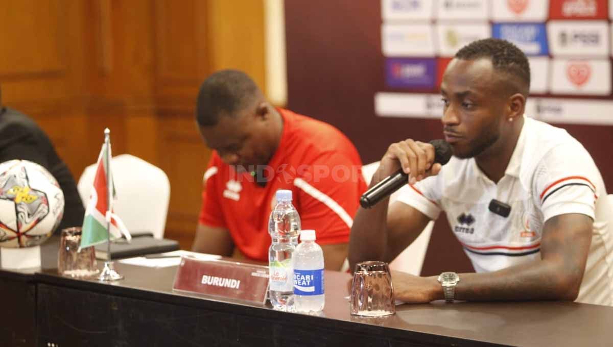 Jumpa pers Timnas Burundi jelang FIFA Matchday melawan Timnas Indonesia yang dihadiri oleh pelatih Etienne Ndayiragije dan kapten Saido Berahino di Hotel Sultan, Jakarta, Jumat (24/03/23). Copyright: © Herry Ibrahim/INDOSPORT