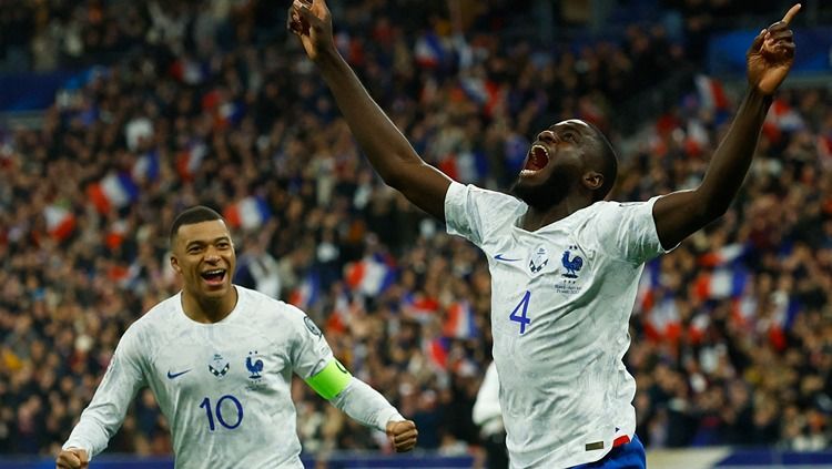 Dayot Upamecano (kanan) berselebrasi dengan Kylian Mbappe usai mencetak gol di laga Prancis vs Belanda (25/03/23). (Foto: REUTERS/Gonzalo Fuentes) Copyright: © REUTERS/Gonzalo Fuentes