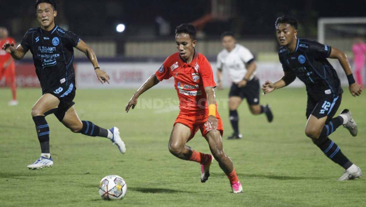 Pertandingan Liga 1 pekan ke-32 antara Arema FC melawan Borneo FC di Lapangan PTIK, Jakarta, Jumat (24/03/23). Copyright: © Herry Ibrahim/INDOSPORT