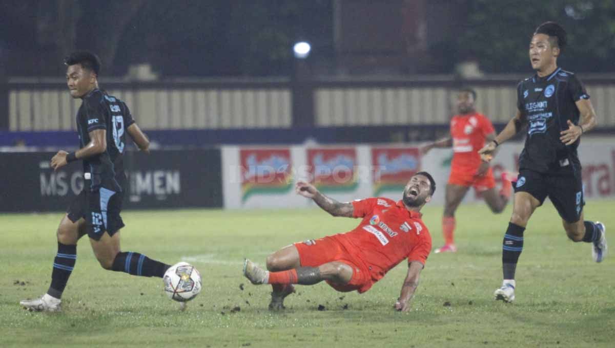 Pertandingan Liga 1 pekan ke-32 antara Arema FC melawan Borneo FC di Lapangan PTIK, Jakarta, Jumat (24/03/23). Copyright: © Herry Ibrahim/INDOSPORT