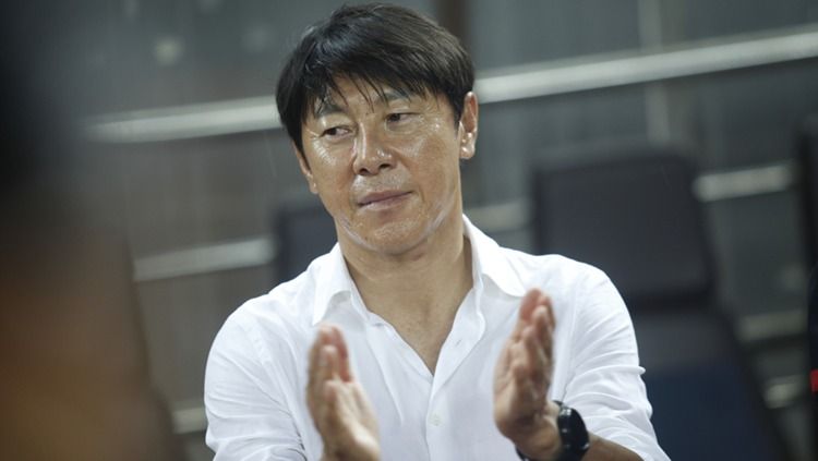 Juru taktik asal Korea Selatan, Shin Tae-yong, bongkar strategi timnas Indonesia tembus 16 besar Piala Asia 2023 meski dianggap sebagai tim paling lemah. Copyright: © Herry Ibrahim/Indosport