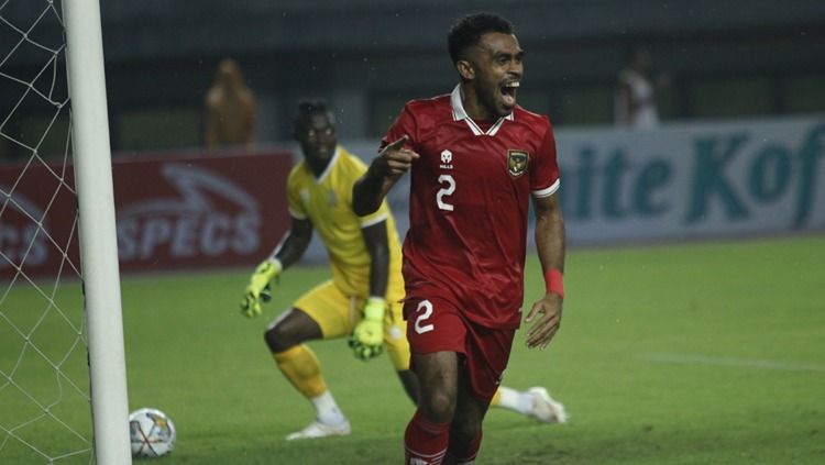 Selebrasi Yakob Sayuri di pertandingan FIFA Matchday antara Timnas Indonesia vs Burundi di Stadion Patriot Candranhaga, Bekasi, Sabtu (25/03/23). Foto: Herry Ibrahim/Indosport Copyright: © Herry Ibrahim/INDOSPORT