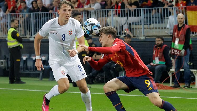 Gavi (kanan) berduel dengan Sander Berge di laga Spanyol vs Norwegia (26/03/23). (Foto: REUTERS/Jon Nazca) Copyright: © REUTERS/Jon Nazca