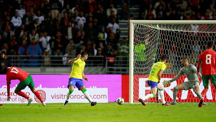 Sofiane Boufal (nomor 17) mencetak gol di laga Maroko vs Brasil (26/03/23). (Foto: REUTERS/Juan Medina) Copyright: © REUTERS/Juan Medina