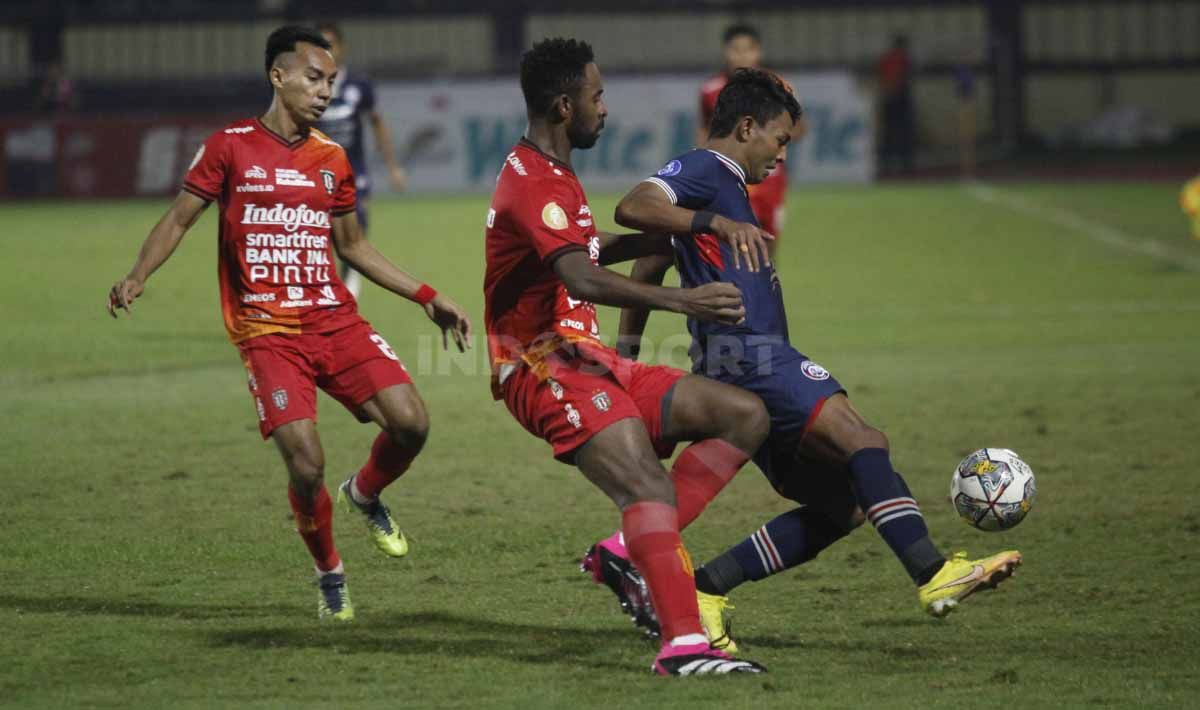 Laga tunda Liga 1 antara Arema FC melawan Bali United di Stadion PTIK, Jakarta, Senin (27/03/23). Copyright: © Herry Ibrahim/INDOSPORT