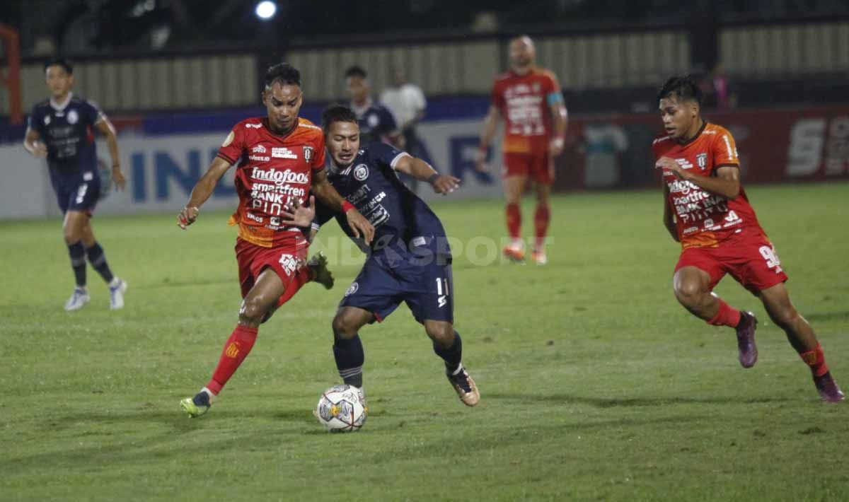 Laga tunda Liga 1 antara Arema FC melawan Bali United di Stadion PTIK, Jakarta, Senin (27/03/23). Copyright: © Herry Ibrahim/INDOSPORT