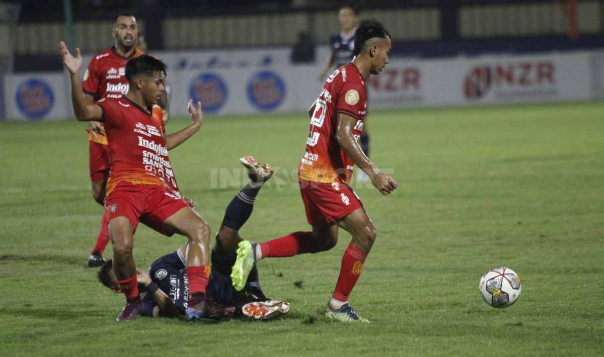 Laga tunda Liga 1 antara Arema FC melawan Bali United di Stadion PTIK, Jakarta, Senin (27/03/23). Copyright: © Herry Ibrahim/INDOSPORT