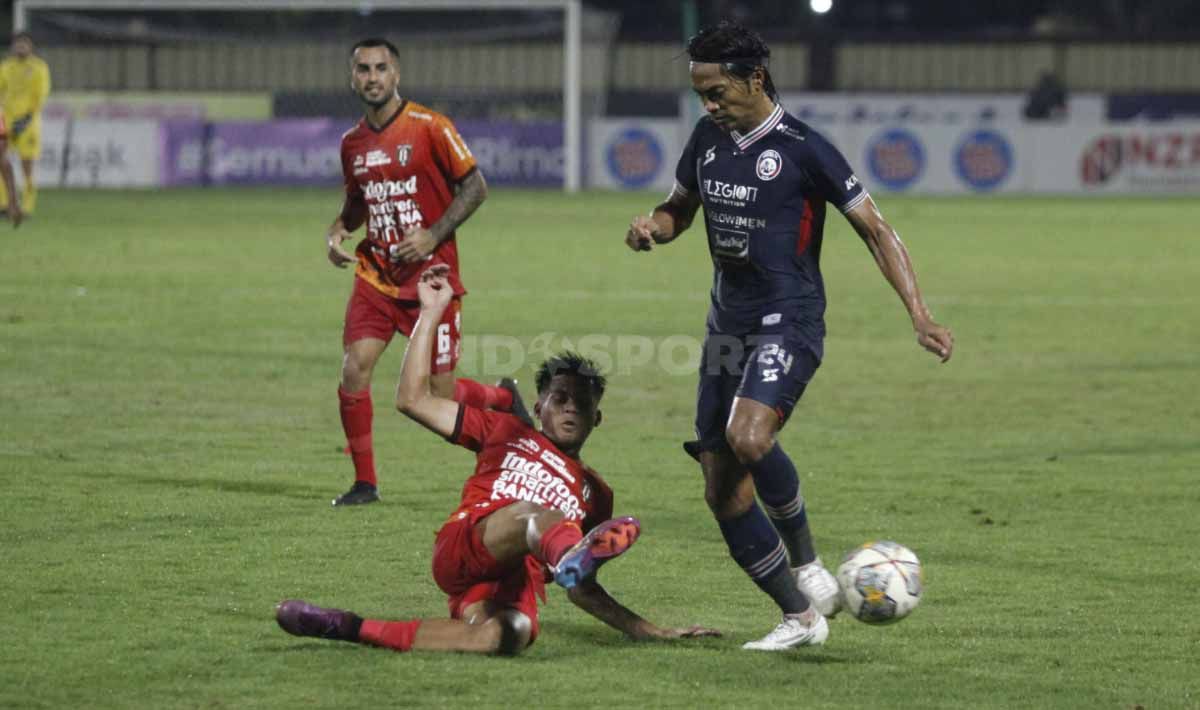 Laga tunda Liga 1 antara Arema FC melawan Bali United di Stadion PTIK, Jakarta, Senin (27/03/23). Copyright: © Herry Ibrahim/INDOSPORT