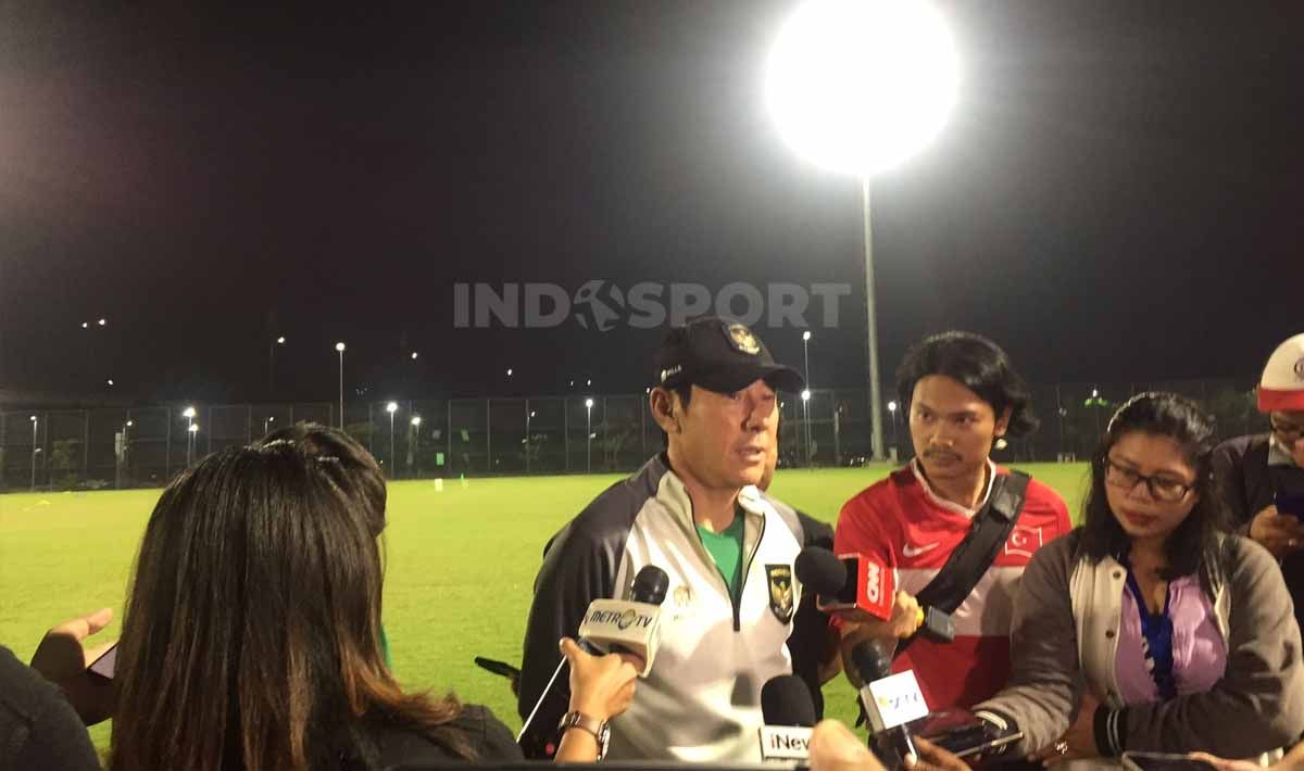 Tanggana Pelatih timnas indonesia, Shin Tae-yong rumor piala dunia yang bisa batal di Indonesia. Copyright: © Petrus Manus Da'Yerimon/INDOSPORT