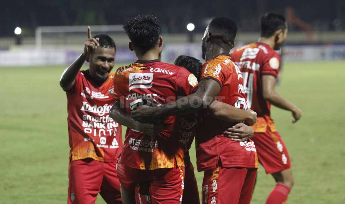 Laga tunda Liga 1 antara Arema FC melawan Bali United di Stadion PTIK, Jakarta, Senin (27/03/23). Copyright: © Herry Ibrahim/INDOSPORT