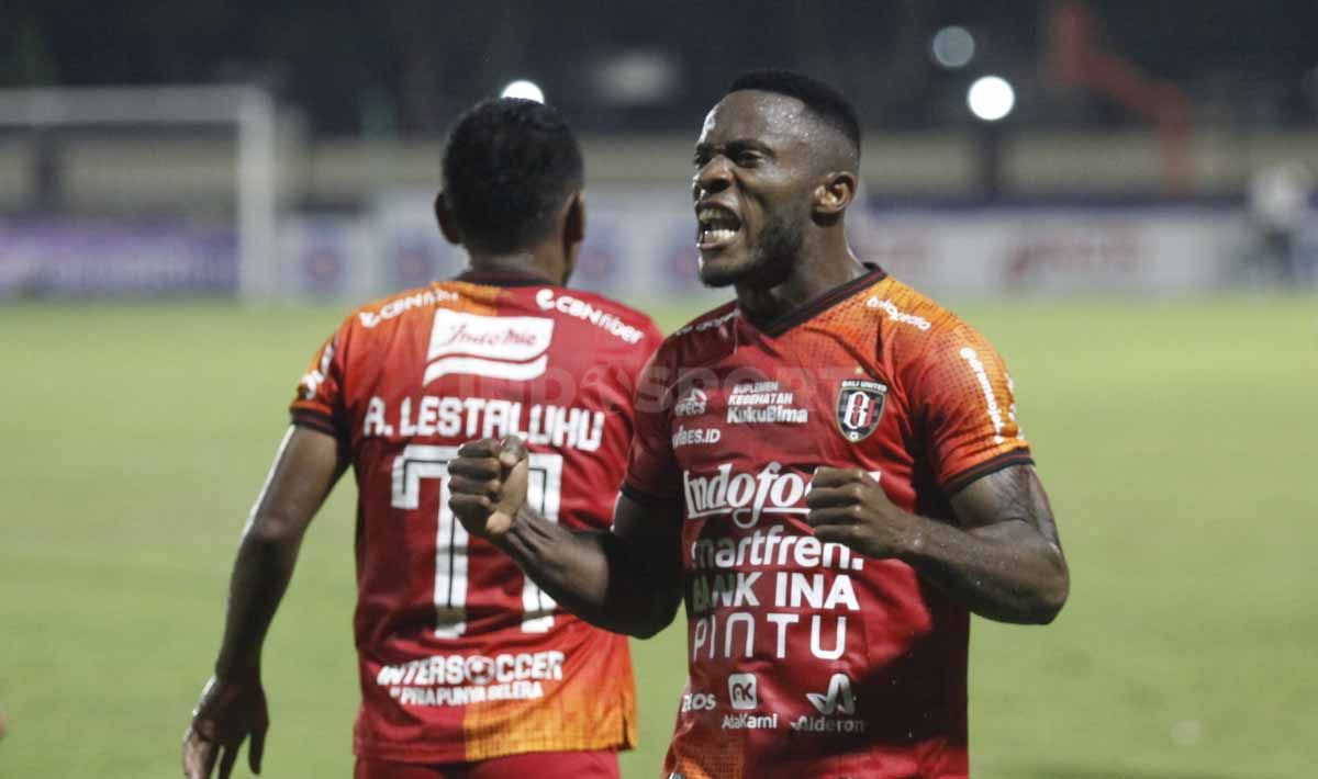 Laga tunda Liga 1 antara Arema FC melawan Bali United di Stadion PTIK, Jakarta, Senin (27/03/23). Copyright: © Herry Ibrahim/INDOSPORT