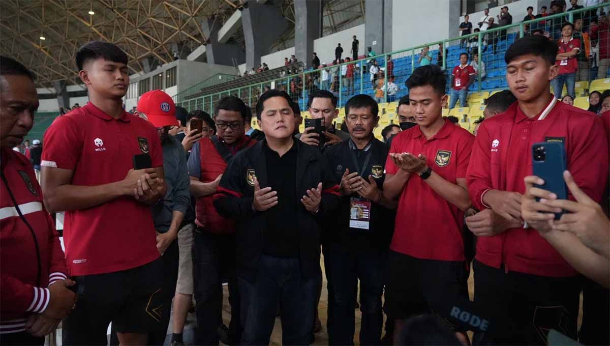 Berdoa bersama pemain U-20 di stadion patriot sebelum menjalankan amanah Presiden Jokowi bertemu FIFA untuk mencari solusi terbaik bagi sepakbola Indonesia. (Foto: PSSI) Copyright: © PSSI