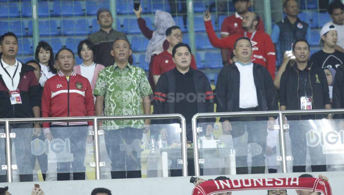 Erick Thohir hadir dalam laga FIFA Matchday antara Timnas Indonesia vs Burundi di stadion Patriot, Selasa (28/03/23). Copyright: © Herry Ibrahim/INDOSPORT