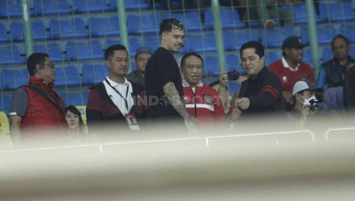 Shayne Patyynama dan Erick Thohir hadir dalam laga FIFA Matchday antara Timnas Indonesia vs Burundi di stadion Patriot, Selasa (28/03/23). Copyright: © Herry Ibrahim/INDOSPORT