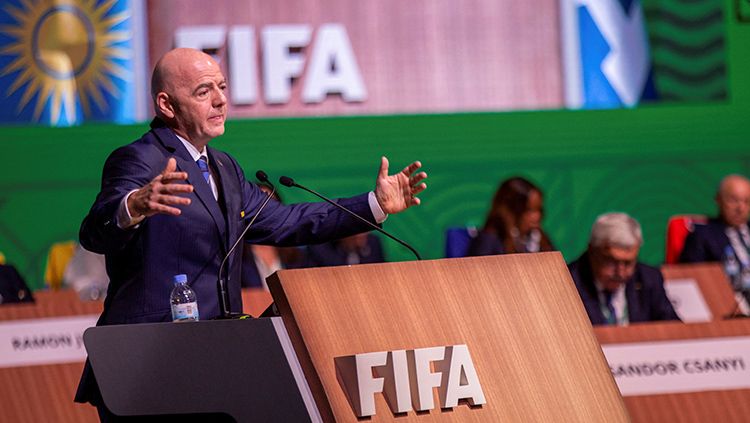 Presiden FIFA, Gianni Infantino saat memberikan sambutan di kongres tahunan FIFA. Copyright: © REUTERS/Jean Bizimana