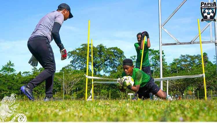 Menggali bibit sepak bola langka di Papua Football Academy. (Foto: Instagram@Papua Football Academy) Copyright: © Instagram@Papua Football Academy