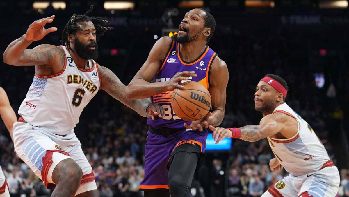 Hasil babak semifinal Wilayah Barat playoff NBA 2023, Minggu (30/04/23) Denver Nuggets sukses unggul 1-0 atas Phoenix Suns di Game 1. Copyright: © REUTERS/Joe Camporeale