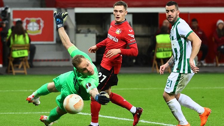 Florian Wirtz (tengah) di laga Bayer Leverkusen vs Ferencvaros. (Foto: REUTERS/Wolfgang Rattay) Copyright: © REUTERS/Wolfgang Rattay